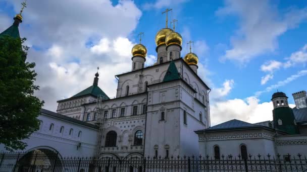 Upływ czasu katedry z niebieskim tle nieba i szybko poruszających się chmur. wideo 4K. — Wideo stockowe