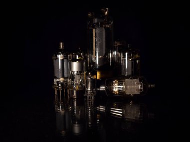 Retro elektronik tüpler kümesi