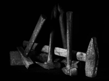 Farklı boyutlarda eski siyah arka plan ile çekiç