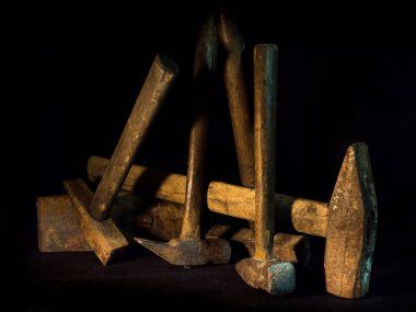 Farklı boyutlarda eski siyah arka plan ile çekiç