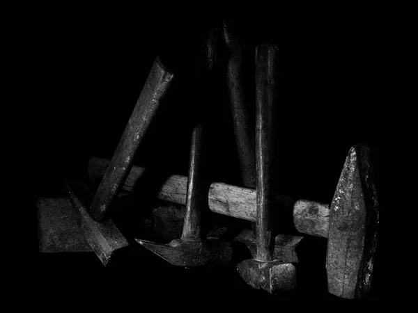 不同大小的黑色背景的旧锤子 — 图库照片