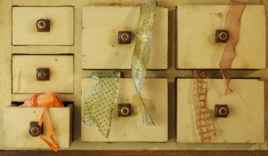 Dekoratif kurdele ile Retro çekmece