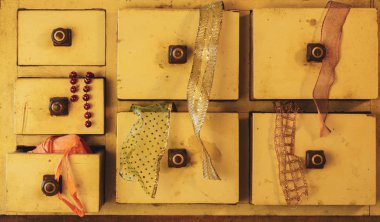 Dekoratif kurdele ile Retro çekmece