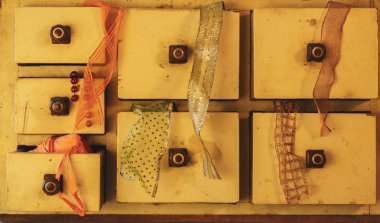 Dekoratif kurdele ile Retro çekmece