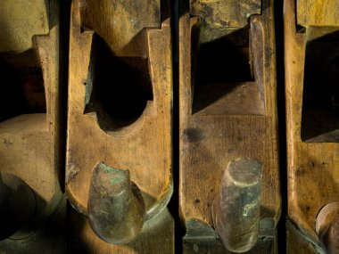 Beyaz arka plan ile eski ahşap jack uçak