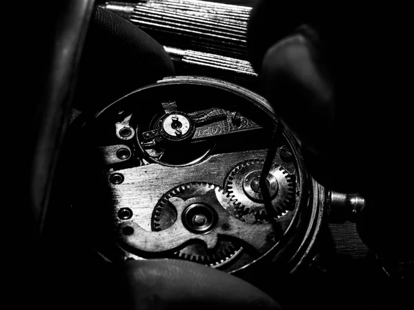 Επισκευή Παλιό Vintage Ρολόγια Λεπτομερώς Ωρολογοποιός — Φωτογραφία Αρχείου