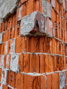 Hasarlı eski tuğla duvar