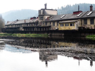 Kirli nehir kenarında bir kağıt fabrikası fabrika