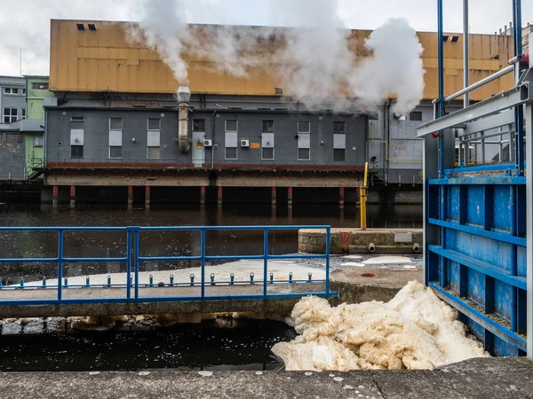 Rivière Polluée Par Une Usine Papier Image En Vente