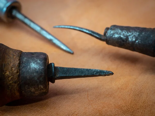 Проломи, старі інструменти для сідла — стокове фото