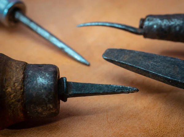 Проломи, старі інструменти для сідла — стокове фото