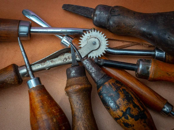 Ensemble de vieux outils de sellerie — Photo