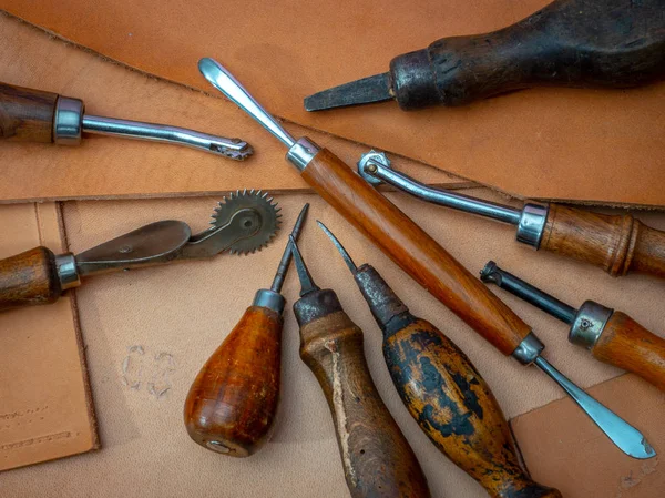 Ensemble de vieux outils de sellerie — Photo