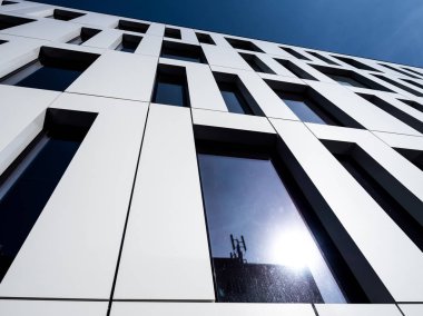 Doğrusal modern mimarinin, mavi gökyüzü ile beyaz detay