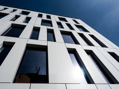 Doğrusal modern mimarinin, mavi gökyüzü ile beyaz detay