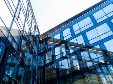 Doğrusal modern mimarinin, mavi gökyüzü ile beyaz detay