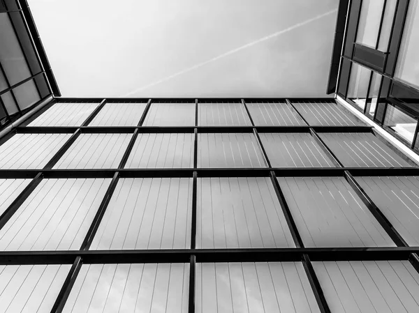 Detalj av linjära modern arkitektur i svart och vitt — Stockfoto