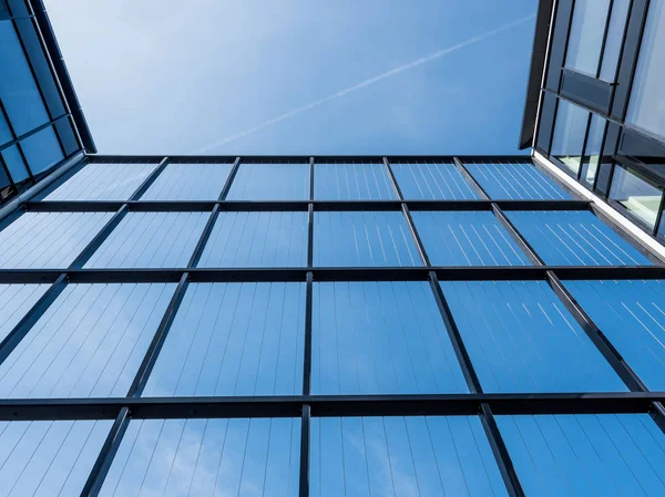 Detalle de la arquitectura lineal moderna, blanca con cielo azul — Foto de Stock
