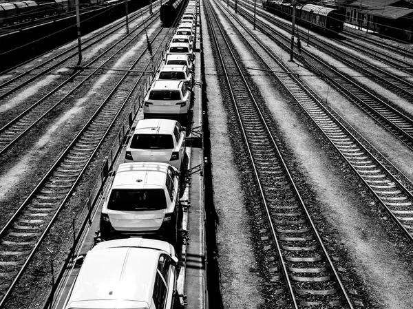 New cars on a long  train in a railway station in black and whit — Stock Photo, Image