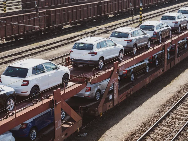 Нові автомобілі на довгий поїзд у залізнична станція Стокове Фото