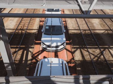 Bir tren istasyonunda uzun bir trene yeni araçların