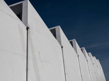 Doğrusal modern mimarinin, mavi gökyüzü ile beyaz detay