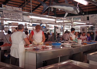 Ciutadella, Menorca, İspanya - 28 Ekim 2018: Ciutadella Menorca'daki balık pazarında çalışanlar ve alışverişçiler