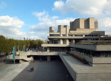 Londra, İngiltere - 04 Kasım 2017: Peple Londra'daki ulusal tiyatronun salonu boyunca ve Thames Nehri'nin yaya güney kıyısında yürüyor