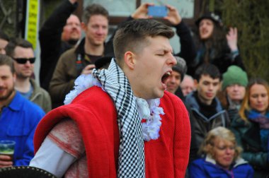 Heptonstall, West Yorkshire, İngiltere - Mart 20 2018: Heptonstall west Yorkshire geleneksel iyi cuma paskalya hızı yumurta oyun bir aktör