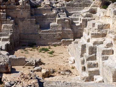 güneş ışığı ve gölgede geometrik dikdörtgen oyma taş yüzeyi ile eski harap terk edilmiş taş ocağı işleyişi