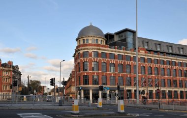Leeds, İngiltere - 11 Ocak 2018: Leeds'te New York yolu ve kuzey sokağında yol ve trafikten geçen adam