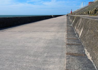 yaz güneşi ve deniz ile blackpool lancashire deniz duvarı boyunca uzun beton yaya geçidi