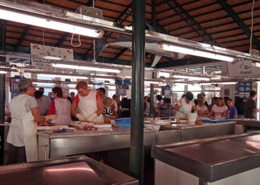 Ciutadella, Menorca, İspanya - 28 Ekim 2018: Ciutadella Menorca'daki balık pazarında çalışanlar ve alışverişçiler