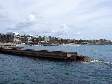 otel binaları ve mesire ile baf Kıbrıs sahil ve liman görünümü
