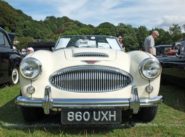 Hebden Köprüsü, West Yorkshire, İngiltere - 4 Ağustos 2018: Yıllık Hebden Köprüsü Vintage Weekend Vehicle Show'da beyaz Austin Healey 3000 Spor otomobilin farve tamponunun ön görünümü