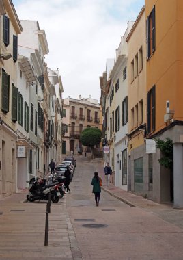 Mahon Menorca yayalar ile eski evlerin tipik eğimli kavisli sokak