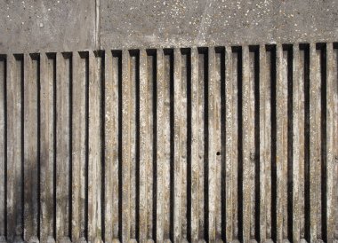 gölge ile kaba bir döküm doku ile yivli dikey şerit tasarımı ile eski dış beton duvar