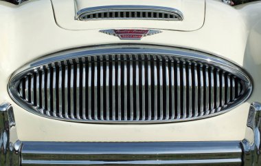 Hebden Köprüsü, Batı Yorkshire, İngiltere - 5 Ağustos 2018: Hebden Köprüsü 'nde beyaz Austin Hebden Hebden Köprüsü' nün klasik hafta sonu kamu davasında Chrome Grill tamponu ve rozeti