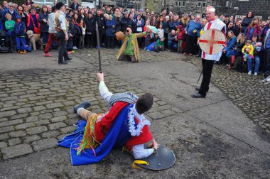 Heptonstall, İngiltere - Mart 20 2018: Heptonstall west yorkshire geleneksel iyi cuma temposu yumurta oyun bir sahnede Aktörler
