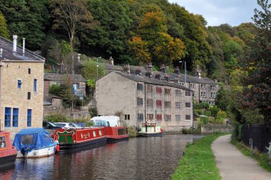 su, towpath ve çevresindeki yamaç ağaçları tekneler ile hebden köprüde kanal ve marina