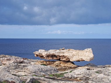deniz ve kayaların doğal görünümü, seçici odak