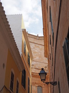 ciutadella pitoresk sokak görünümü mavi bir yaz gökyüzüne karşı eski kepenkli pencereler ve balkonlar ile katedralin cephesinde yukarı bakıyor