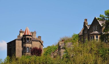 mavi gökyüzü ile ormanlık manzara i hebden köprü batı yorkshire ayarlanmış uzun taş gotik evler