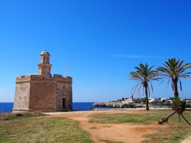 Palmiye ağaçları ile Ciutadela Menorca Castell de Sant Nicolas
