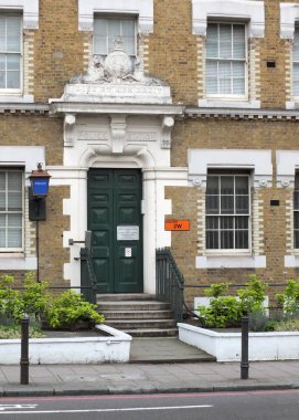 Londra, İngiltere - 03 Kasım 2017: Kings kavşağında ki merkez binasından ayrılan trafik bekçisi londra tarihi eski polis tümen karargahı