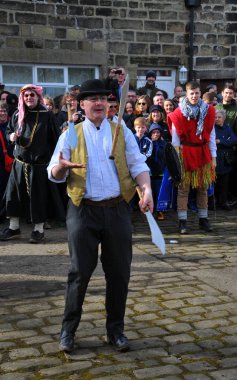 Heptonstall, İngiltere - 20 Mart 2018. Heptonstall batı yorkshire geleneksel iyi cuma paskalya hızı yumurta oyun bıçakhokkabazlık Aktör