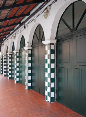 ciutedalla menorca İspanya tarihi yeşil kiremitli pazar binası