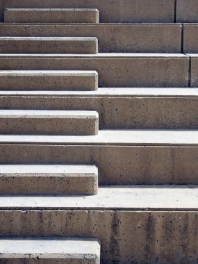 Zıt güneş ışığı ve gölge oturma için yükseltilmiş alan ile Modern açık beton yükselen adımlar