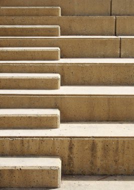 parlak güneş ışığında geometrik şekiller ile dış beton merdiven yakın