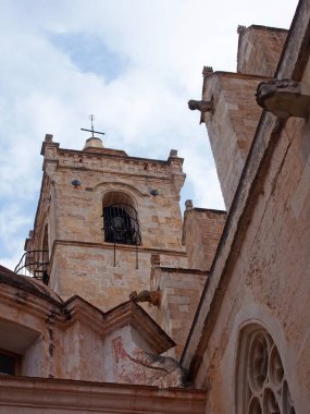 Mavi bulutlu gökyüzüne karşı Menorca La Ciutadella Santa Maria Katedrali çan kulesi ve gargoyles yakından görünümü